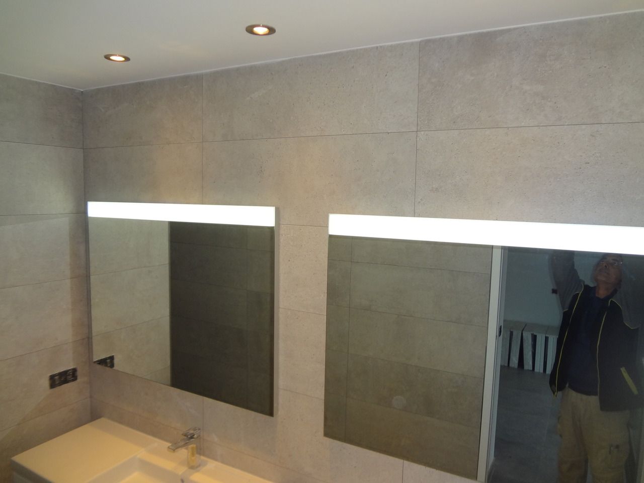 Éclairage et miroirs de salle de bains