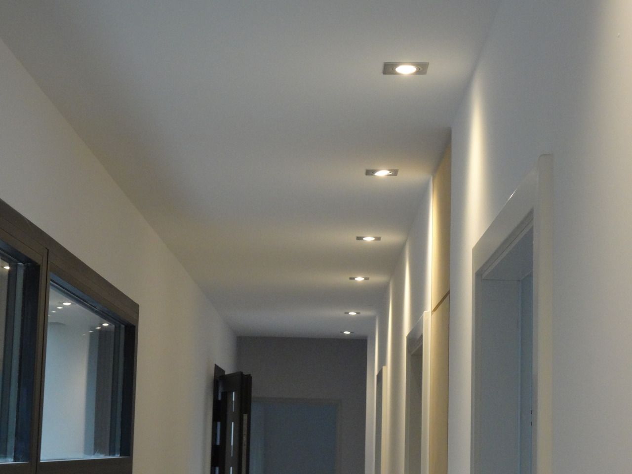 Installation lumineuse au plafond d’un couloir