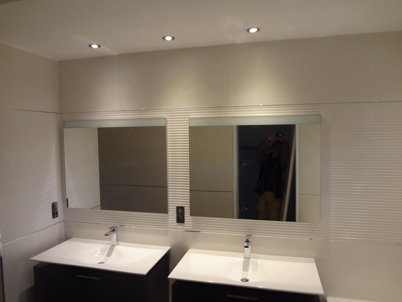 Spots encastrés dans une salle de bains