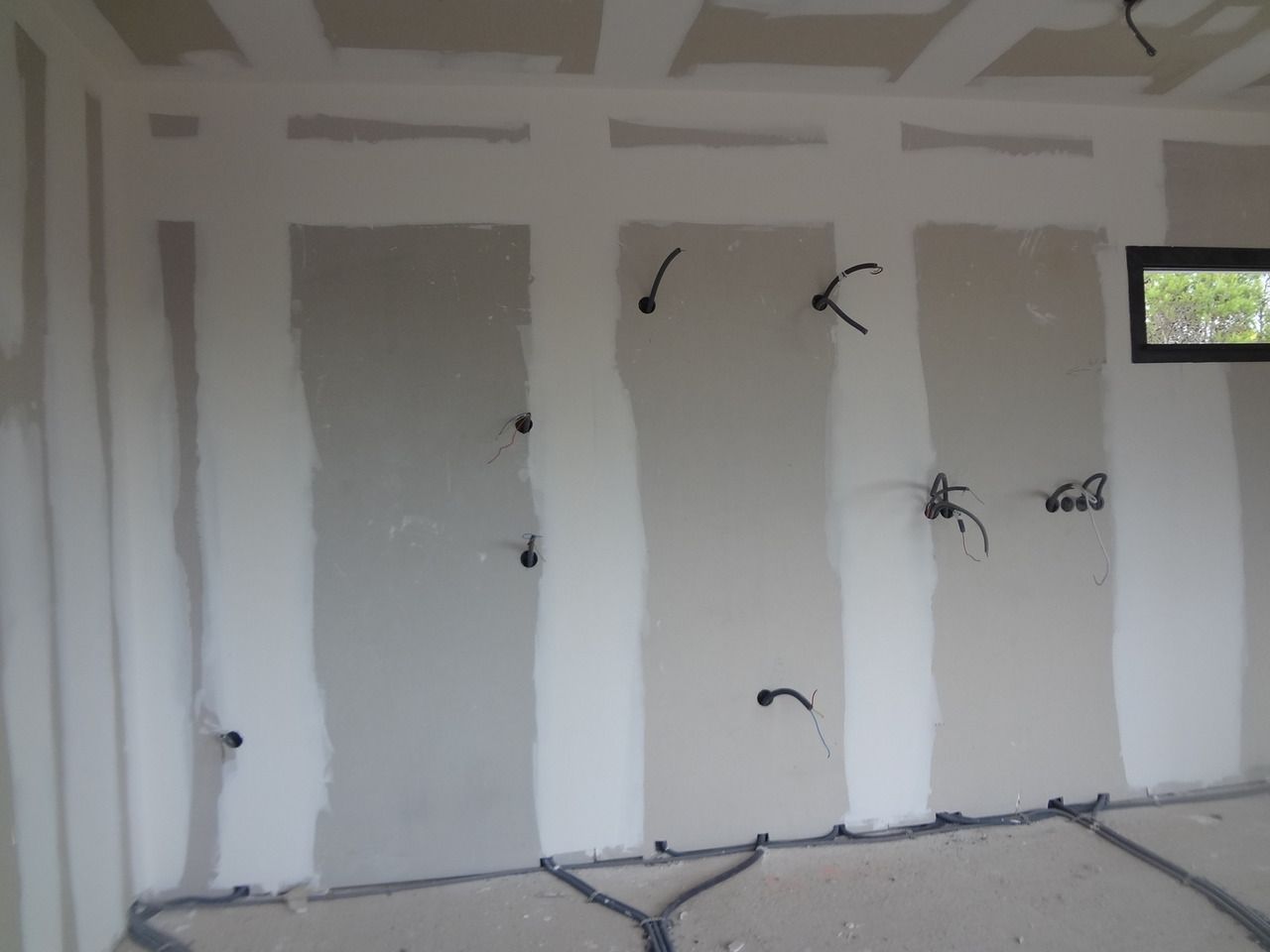 Cloisons et prises en cours d’installation