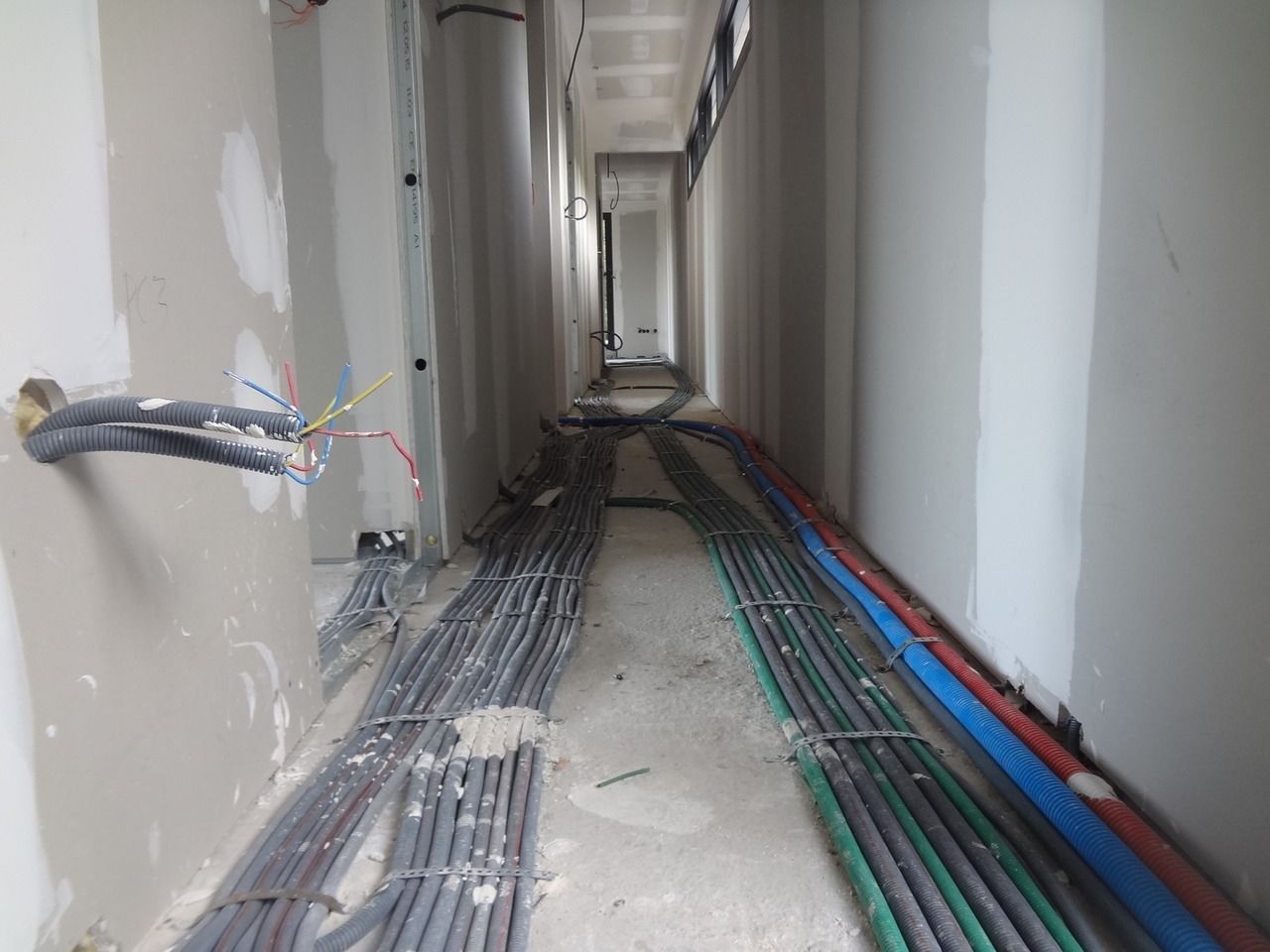 Gaines électriques dans un couloir en travaux